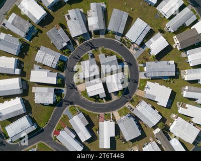 Un quartier de maison mobile, configuré dans une disposition circulaire, est montré à partir d'une vue aérienne, diurne parmi les rues de la communauté. Banque D'Images