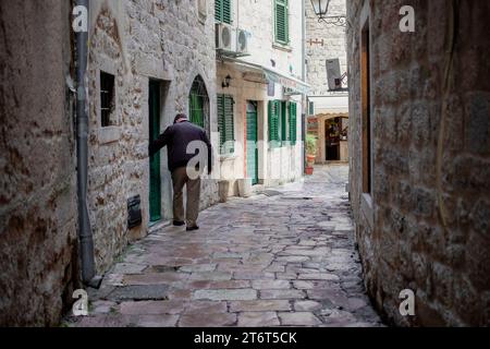 Monténégro, 15 septembre 2023 : un aîné quitte son domicile dans la vieille ville de Kotor Banque D'Images