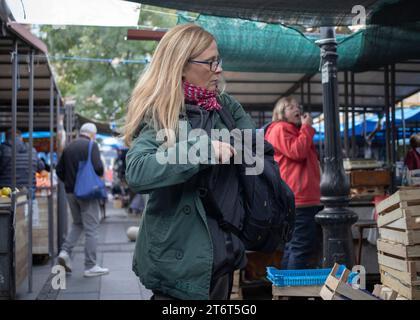 Belgrade, Serbie, 10 novembre 2023 : Portrait d'une femme d'âge moyen faisant ses courses au greenmarket de Zemun Banque D'Images