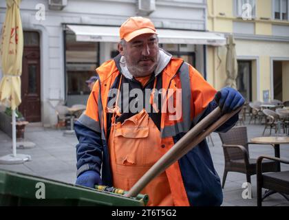 Belgrade, Serbie, 10 novembre 2023 : Portrait d'un éboueur travaillant sur la rue Gospodska à Zemun Banque D'Images