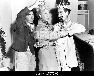 LES FRÈRES MARX CHICO HARPO et GROUCHO sur set Candid gag tourné avec des bijoux lors du tournage d'Une NUIT À CASABLANCA 1946 réalisateur ARCHIE L. MAYO producteur David L. Loew Loma Vista Productions / United Artists Banque D'Images