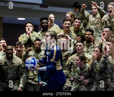 11 novembre 2023, Annapolis, Maryland, États-Unis : AVERI MILLER (6 ans) de l'équipe de volleyball de la Navy est harcelée par les Cadets de l'Armée alors qu'elle se prépare à servir dans le Star Match annuel contre l'Armée à l'Académie navale des États-Unis à Annapolis Maryland le 11 novembre 2023. (Image de crédit : © Robert Blakley/ZUMA Press Wire) USAGE ÉDITORIAL SEULEMENT! Non destiné à UN USAGE commercial ! Banque D'Images