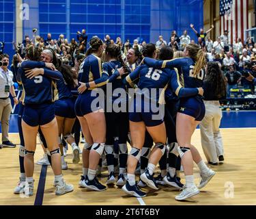 11 novembre 2023, Annapolis, Maryland, États-Unis : les équipes de volleyball de la Navy womenâ€™s célèbrent une victoire sur l'Armée lors du Star Match annuel le jour du Veteranâ€™s à l'Académie navale d'Annapolis Maryland le 11 novembre 2023. (Image de crédit : © Robert Blakley/ZUMA Press Wire) USAGE ÉDITORIAL SEULEMENT! Non destiné à UN USAGE commercial ! Banque D'Images