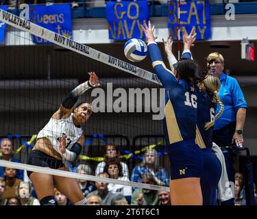 11 novembre 2023, Annapolis, Maryland, États-Unis : SAVANNAH BRAY (23 ans) de l'équipe de volleyball de l'Armée tente de tuer contre la Marine lors du Star Match annuel le jour du Veteranâ€™ à l'Académie navale des États-Unis à Annapolis Maryland le 11 novembre 2023. (Image de crédit : © Robert Blakley/ZUMA Press Wire) USAGE ÉDITORIAL SEULEMENT! Non destiné à UN USAGE commercial ! Banque D'Images