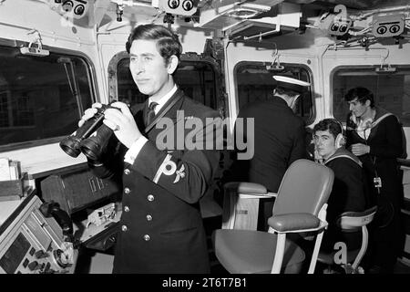 Photo de dossier datée du 12/02/73 du Prince de Galles servant comme sous-lieutenant sur le pont de la frégate Minerva à Devonport avant de partir pour des patrouilles de routine et des exercices autour des Antilles. Des photos de chaque année de la vie du roi ont été compilées par l'agence de presse PA pour célébrer le 75e anniversaire du roi Charles III. Date d'émission : dimanche 12 novembre 2023. Banque D'Images