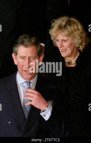 Photo de dossier datée du 29/01/99 du Prince de Galles et Camilla Parker Bowles sortant ensemble en public pour la première fois, à la suite d'un dîner dansant pour le 50e anniversaire de la sœur de Mme Parker Bowles, Annabel Elliott, à l'hôtel Ritz dans le centre de Londres. Des photos de chaque année de la vie du roi ont été compilées par l'agence de presse PA pour célébrer le 75e anniversaire du roi Charles III. Date d'émission : dimanche 12 novembre 2023. Banque D'Images