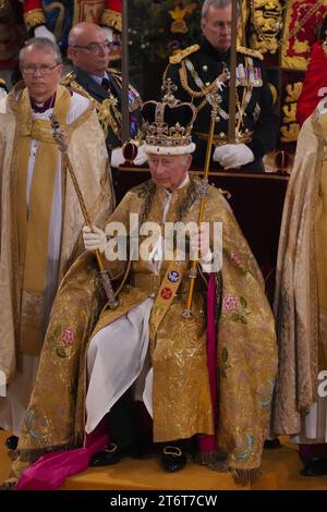 Photo du dossier datée du 06/05/23 du roi Charles III assis sur la chaise Saint-Édouard, également connue sous le nom de chaise du couronnement, portant la couronne Saint-Édouard et tenant le sceptre du souverain avec la colombe (dans sa main gauche) et le sceptre du souverain avec la croix (dans sa main droite) lors de sa cérémonie de couronnement à l'abbaye de Westminster, Londres. Des photos de chaque année de la vie du roi ont été compilées par l'agence de presse PA pour célébrer le 75e anniversaire du roi Charles III. Date d'émission : dimanche 12 novembre 2023. Banque D'Images