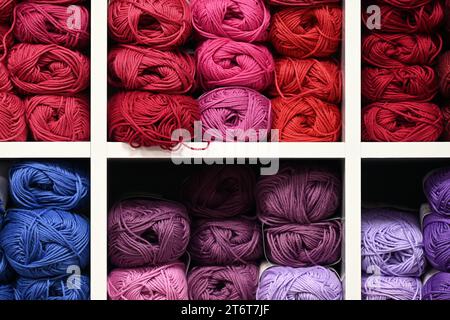 Boules de fil colorées organisées en rangées pour les projets de tricot dans la boutique de mercerie Banque D'Images