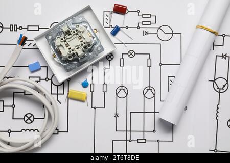 Fils et interrupteur d'éclairage démonté sur les schémas de câblage, vue de dessus Banque D'Images