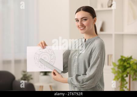 Astrologue utilisant la roue du zodiaque pour la prévision du destin à l'intérieur. Dire la fortune Banque D'Images