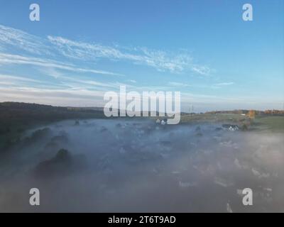 Herbst im Siegerland. AM Morgen liegt Nebel ueber über der Landschaft und den Taelern Tälern wie hier BEI einer Luftaufnahme BEI Siegen-Oberschelden. DAS Dorf liegt noch unter einer Nebeldecke. Herbst im Siegerland am 12.11.2023 à Siegen/Deutschland. *** Automne à Siegerland le matin, le brouillard se trouve sur le paysage et les vallées comme ici dans une vue aérienne près de Siegen Oberschelden le village est encore sous une couverture de brouillard automne à Siegerland le 12 11 2023 à Siegen Allemagne Banque D'Images