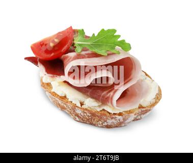 Sandwich savoureux avec jambon séché, roquette et tomate isolé sur blanc Banque D'Images