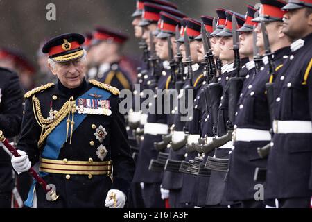 Photo du dossier datée du 14/04/23 du roi Charles III inspecte les cadets officiers en parade lors du 200e défilé du souverain à l'Académie royale militaire Sandhurst (RMAS) à Camberley. Charles aura 75 ans mardi après 12 mois chargés avant son grand jour. Banque D'Images