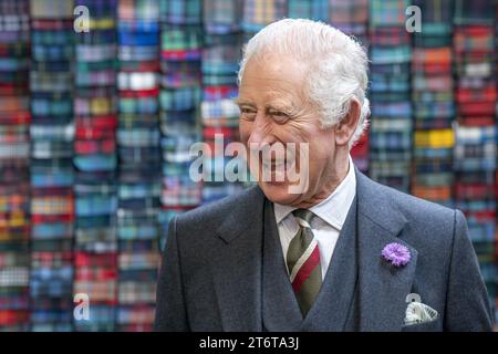 Photo de dossier datée du 06/07/23 du roi Charles III lors d'une visite à Lochcarron d'Écosse à l'usine textile Waverley à Selkirk, dans les Scottish Borders, dans le cadre de la première semaine de Holyrood depuis le couronnement du roi. Charles aura 75 ans mardi après 12 mois chargés avant son grand jour. Banque D'Images