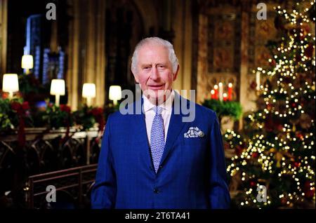 Photo de dossier datée du 13/12/22 du roi Charles III lors de l'enregistrement de sa première émission de Noël dans la rue de la chapelle St George au château de Windsor, Berkshire. Charles aura 75 ans mardi après 12 mois chargés avant son grand jour. Banque D'Images