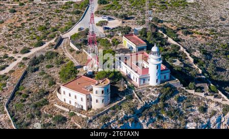 Photo aérienne drone du phare sur les falaises du Cap de Sant Antoni. Le cap est situé près de Javea sur la Costa Blanca, en Espagne. Banque D'Images