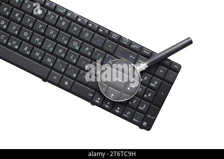 Clavier noir d'ordinateur portable avec une loupe couchée dessus. Isolé sur fond blanc Banque D'Images
