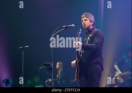 Paris, France. 11 novembre 2023. High Flying Birds de Noel Gallagher se produit au Zénith de Paris, France, le 11 novembre 2023. Photo de Christophe Meng/ABACAPRESS.COM crédit : Abaca Press/Alamy Live News Banque D'Images