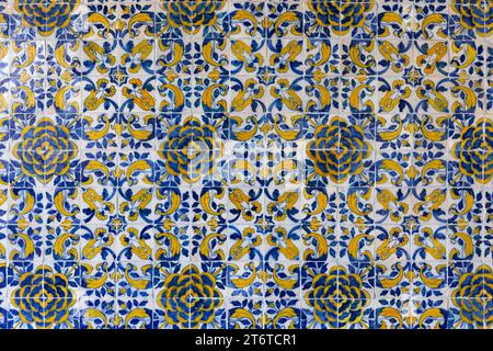 Panneau avec carreaux azulejos portugais traditionnels bleu et jaune avec motifs et motifs à répétition floraux, art mural décoratif, Tolède, Espagne. Banque D'Images