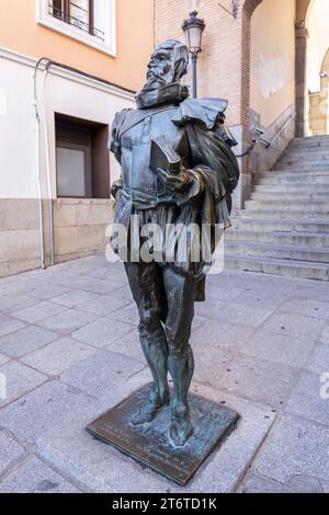 Tolède, Espagne, 08.10.21. Statue de Miguel de Cervantes (Monumento a Miguel de Cervantes), œuvre de l'artiste Oscar Albarino, Tolède. Banque D'Images