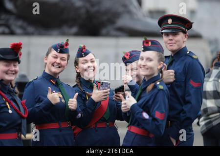 Londres, Royaume-Uni. 12 novembre 2023. Un groupe de cadets de Preston se rassemble sur Trafalgar Square dans le centre de Londres avant un service au cénotaphe de Whitehall à Westminster le dimanche du souvenir. Des milliers de personnes honorent les morts de guerre en se rassemblant au mémorial emblématique pour déposer des couronnes et observer deux minutes de silence. Crédit photo : Ben Cawthra/Sipa USA crédit : SIPA USA/Alamy Live News Banque D'Images