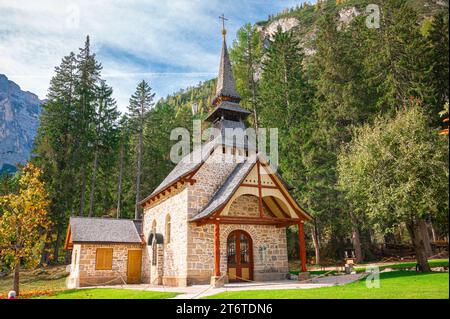 Pittoresque petite église dans les Dolomites d'Italie Banque D'Images