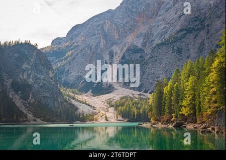 Lac de Braies par une journée ensoleillée en automne Banque D'Images