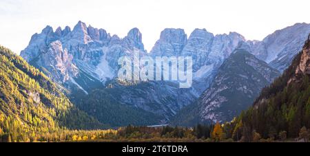 Chaîne de montagnes dans les Dolomites se distingue fortement contre le ciel Banque D'Images