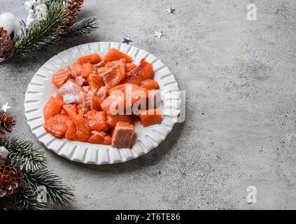 Morceaux de saumon cru dans une assiette pour poke Bowl ou pâtes dans une composition de Noël . Photo de haute qualité Banque D'Images