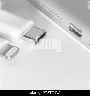 Vue de l'appareil Apple avec chargeur usb-c et câble Lightning. L'UE a forcé Apple iphone à utiliser usb-c au lieu du câble d'éclairage. Banque D'Images