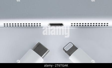 Apple avec éclairage et chargeur de câble USB-c allumé. UE essayer de forcer le téléphone à utiliser USB-c au lieu de câble d'éclairage. Banque D'Images