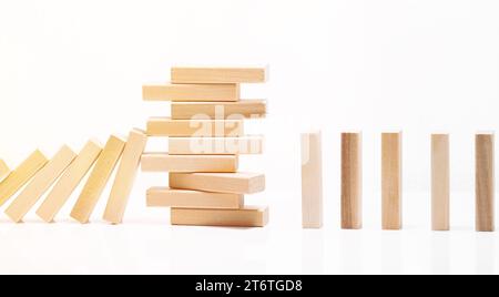 Blocs de jeu en bois jenga sur fond blanc. Banque D'Images