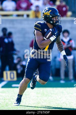 11 novembre 2023 Berkeley, CA États-Unis Californie Running back Jaydn Ott(1)court avec le ballon lors du match de football de la NCAA entre les Washington State Cougars et les Golden Bears de Californie. La Californie a battu l'État de Washington 42-39 au California Memorial Stadium Berkeley Calif. Thurman James / CSM Banque D'Images