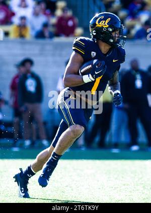 11 novembre 2023 Berkeley, CA États-Unis Californie Running back Jaydn Ott(1)court avec le ballon lors du match de football de la NCAA entre les Washington State Cougars et les Golden Bears de Californie. La Californie a battu l'État de Washington 42-39 au California Memorial Stadium Berkeley Calif. Thurman James / CSM Banque D'Images