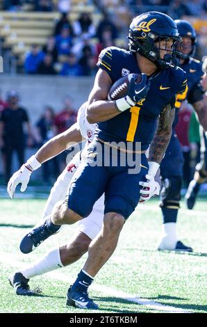 11 novembre 2023 Berkeley, CA États-Unis Californie Running back Jaydn Ott(1)court avec le ballon lors du match de football de la NCAA entre les Washington State Cougars et les Golden Bears de Californie. La Californie a battu l'État de Washington 42-39 au California Memorial Stadium Berkeley Calif. Thurman James / CSM Banque D'Images