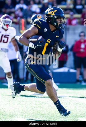 11 novembre 2023 Berkeley, CA États-Unis Californie Running back Jaydn Ott(1)court avec le ballon lors du match de football de la NCAA entre les Washington State Cougars et les Golden Bears de Californie. La Californie a battu l'État de Washington 42-39 au California Memorial Stadium Berkeley Calif. Thurman James / CSM Banque D'Images