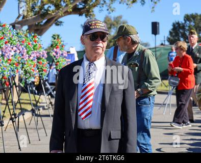 11 novembre 2023, Santa Barbara, Californie, États-Unis : plusieurs centaines de personnes ont assisté à la cérémonie annuelle de la Journée Veteranâ€™s au cimetière de Santa Barbara, â€œHonoring All Who Have servedâ€, organisée par Pierre Claeyssenâ€™s Veterans Foundation. (Image de crédit : © Amy Katz/ZUMA Press Wire) USAGE ÉDITORIAL SEULEMENT! Non destiné à UN USAGE commercial ! Banque D'Images