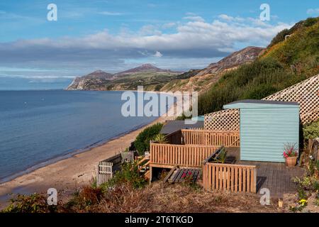 Le pont avant d'une maison avec vue sur la plage et la mer près de Morfa Nefyn sur la péninsule de Llyn dans le nord du pays de Galles au Royaume-Uni Banque D'Images