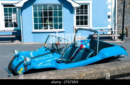 Un buggy VW Beach est garé près de la plage à Aberaeon dans l'ouest du pays de Galles au Royaume-Uni Banque D'Images