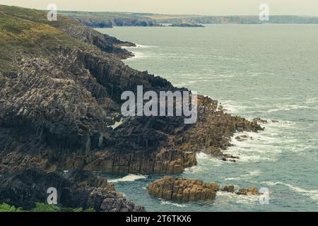 Vue sur la mer et le littoral accidenté près de St Davids dans le sud-ouest du pays de Galles au Royaume-Uni Banque D'Images
