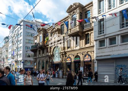 Istanbul, Turquie, Çiçek Pasajı ( Cité de Péra ) est un passage historique avenue İstiklal ou avenue de l'indépendance (turc : İstiklal Caddesi), Banque D'Images