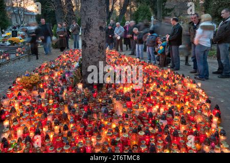 Veillée aux chandelles le jour de la Toussaint au cimetière de la Sainte famille à Wroclaw, Basse-Silésie, Pologne Banque D'Images