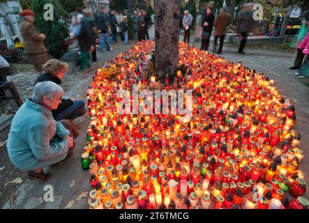 Veillée aux chandelles le jour de la Toussaint au cimetière de la Sainte famille à Wroclaw, Basse-Silésie, Pologne Banque D'Images