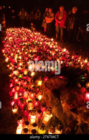 Veillée aux chandelles le jour de la Toussaint au cimetière de la Sainte famille à Wroclaw, Basse-Silésie, Pologne Banque D'Images