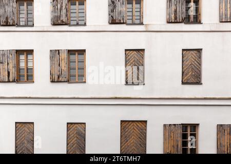 mur de bâtiment blanc avec des arches et des volets en bois dans un motif horizontal Banque D'Images