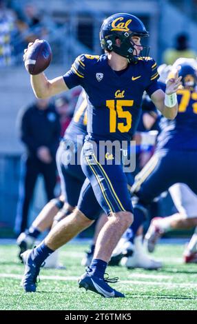 11 novembre 2023 Berkeley, CA États-Unis le quarterback californien Fernando Mendoza (15) cherche un receveur ouvert lors du match de football de la NCAA entre les Washington State Cougars et les Golden Bears de Californie. La Californie a battu l'État de Washington 42-39 au California Memorial Stadium Berkeley Calif. Thurman James / CSM Banque D'Images