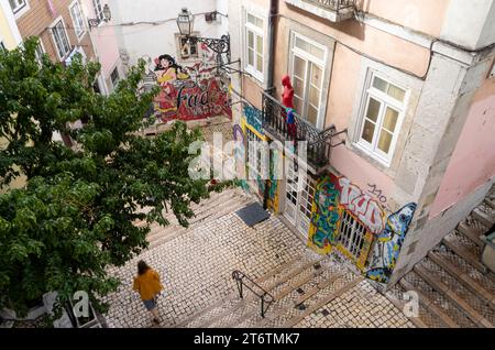 PRODUCTION - 27 octobre 2023, Portugal, Lissabon : une femme se promène dans une ruelle sinueuse de la vieille ville de Lisbonne. Photo : Viola Lopes/dpa Banque D'Images