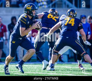 11 novembre 2023 Berkeley, CA États-Unis le quarterback californien Fernando Mendoza (15) cherche un receveur ouvert lors du match de football de la NCAA entre les Washington State Cougars et les Golden Bears de Californie. La Californie a battu l'État de Washington 42-39 au California Memorial Stadium Berkeley Calif. Thurman James / CSM Banque D'Images