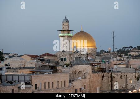 Vue sur la mosquée Al-asaq et le mur occidental dans la vieille ville de Jérusalem, deux lieux sacrés pour chaque religion. Jérusalem est une ville sacrée pour trois religions monothéistes : le judaïsme, le christianisme et l'islam. Cette diversité religieuse a conduit à une coexistence à la fois amicale et visible, bien que la situation soit devenue quelque peu tendue depuis les attentats du 7 octobre 2023. Malgré les conflits qui ont marqué l'histoire de la ville, les habitants de Jérusalem ont appris à vivre ensemble en harmonie. Cela se reflète dans la vie quotidienne, dans laquelle les trois religions partagent public sp Banque D'Images