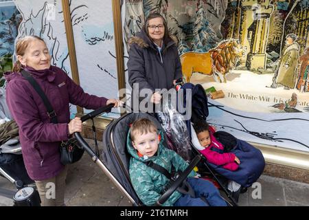 Visiteurs de la vitrine annuelle du grand magasin Fenwick, à Newcastle upon Tyne, Royaume-Uni, Chronicles of Narnia : The Lion, The Witch and the Wardrobe thème Banque D'Images